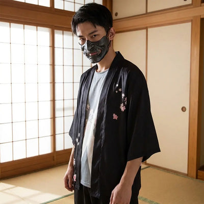Hombre con haori sakura en una sala washitsu japonesa con paneles shoji, vista frontal