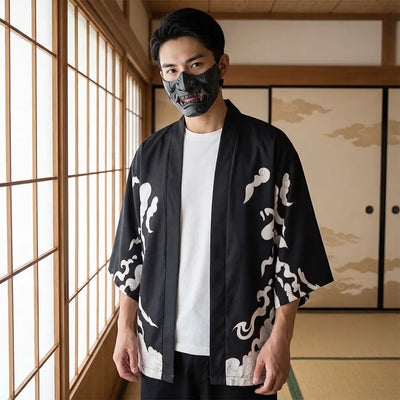Hombre con un haori samurai tigre en una habitación washitsu japonesa con paneles shoji, vista frontal de cintura hacia arriba