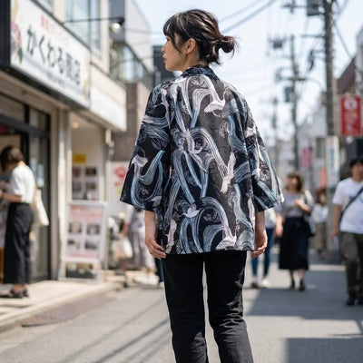 Mujer vista de espaldas con una chaqueta haori estilo kimono en una calle de Harajuku