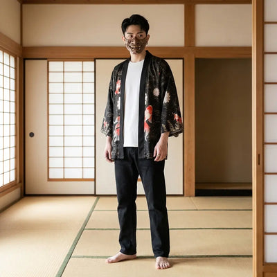Hombre con chaqueta haori streetwear en una habitación tradicional japonesa