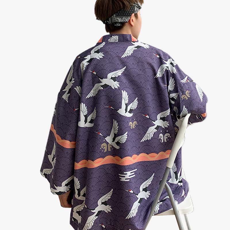 Vista de espalda de un hombre con chaqueta haori tokyo azul con motivos de grulla Tsuru japonesa