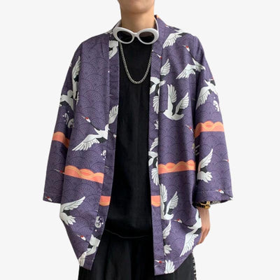 Hombre japonés con un haori de Tokio con motivos Tsuru estampados en tela de algodón azul