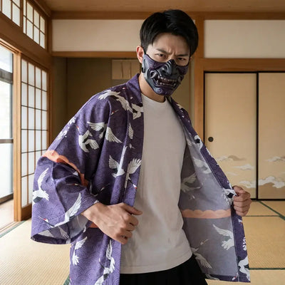 Haori Tokyo llevado por un hombre en una habitación japonesa tradicional, vista frontal