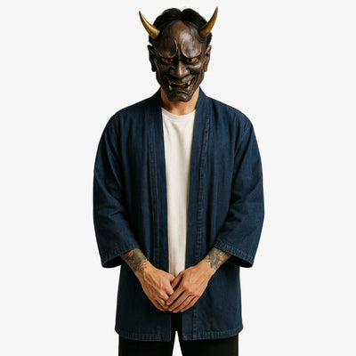 Hombre con haori vaquero y máscara Hannya tradicional