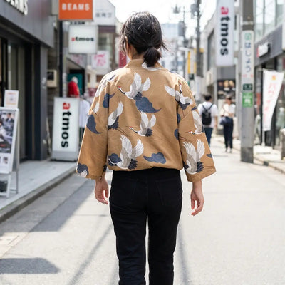 Mujer vista de espaldas con un harajuku kimono en una calle de Harajuku