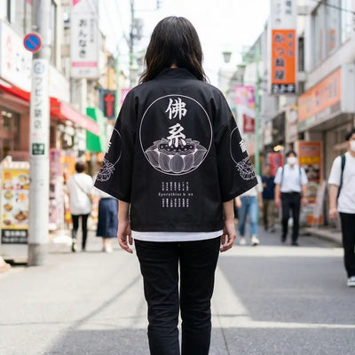 Mujer con kimono harajuku vista de espaldas en una calle de Harajuku