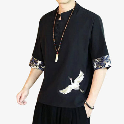 Hombre con camisa japonesa negra bordada con motivo de ave tsuru