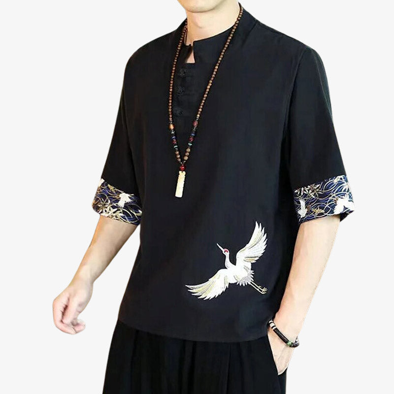 Hombre con camisa japonesa negra bordada con motivo de ave tsuru
