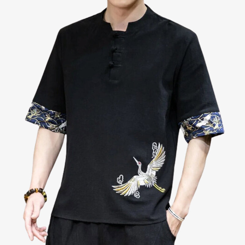 Hombre vistiendo camisa japonesa con motivo de ave bordado