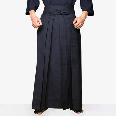 Hombre entrenando artes marciales japonesas con hakama aikido y keikogi