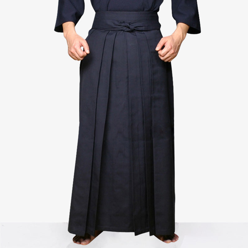 Hombre entrenando artes marciales japonesas con hakama aikido y keikogi