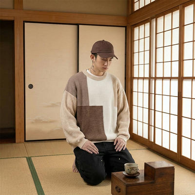 Hombre sentado en el suelo de tatami en una habitación japonesa tradicional con puertas correderas de madera, vistiendo una sudadera japonesa y un sombrero