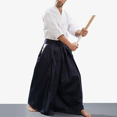 Hombre vistiendo hakama tradicional japonés