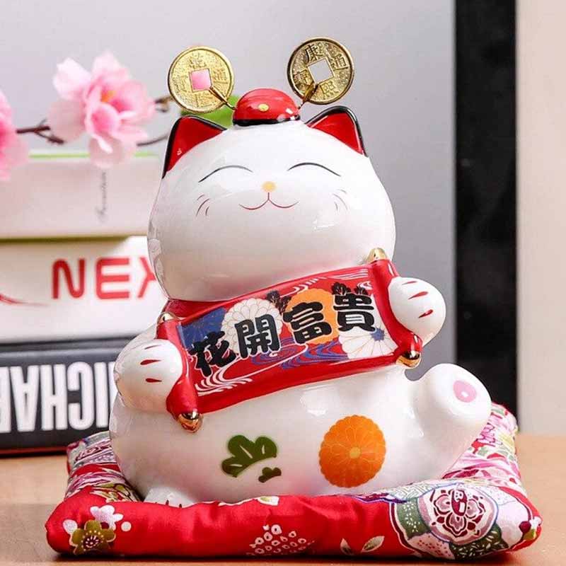 Hucha caja gato japonés de cerámica blanca con makimono en las patas