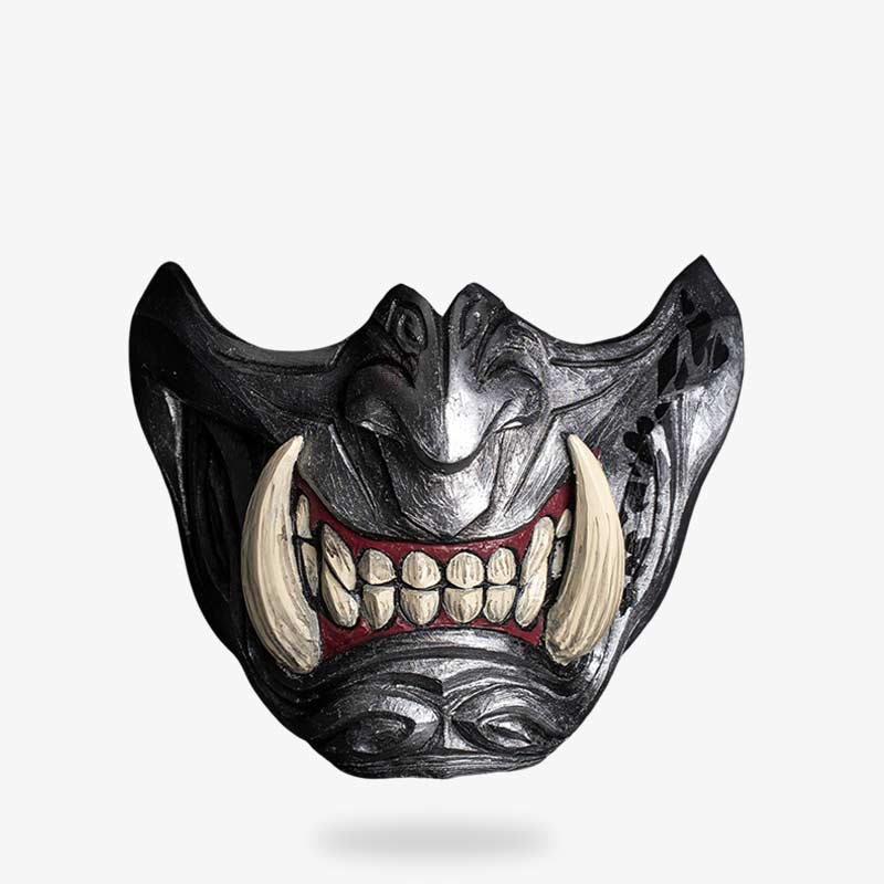 Un imagen mascara de samurai​ de color gris con colmillos