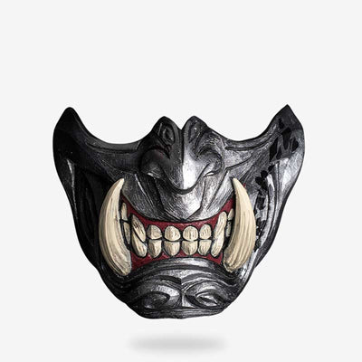 Un imagen mascara de samurai​ de color gris con colmillos