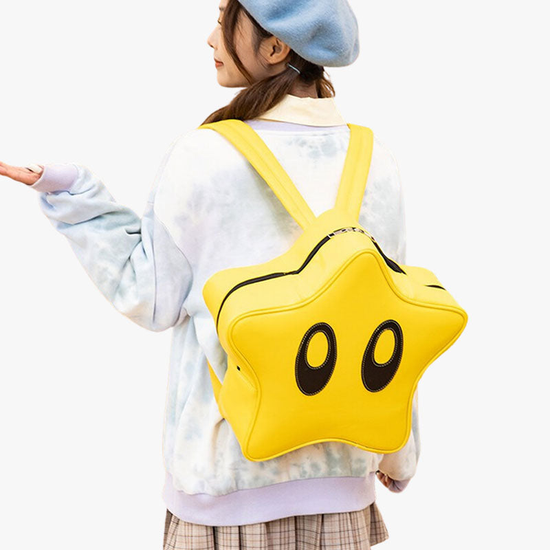 Una mujer lleva a la espalda una mochila japonesa kawaii amarilla con forma de estrella mágica.