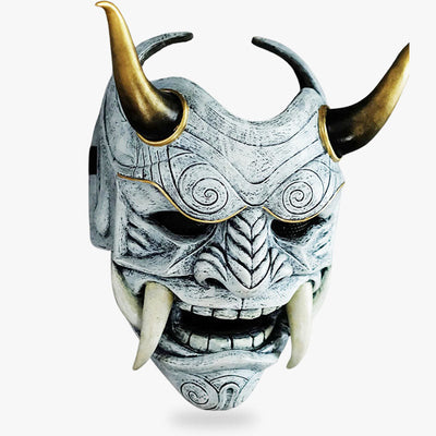 La máscara japonesa Oni blanca es una pieza única hecha a mano, fabricada en fibra de vidrio y madera, pintada y esculpida a mano con cuernos y dientes afilados para representar a los demonios tradicionales japoneses.