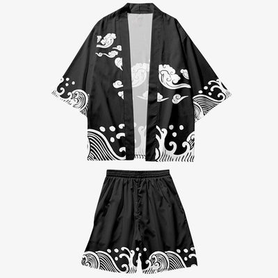 Modelo luciendo el conjunto de chaqueta kimono y short