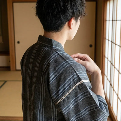 Jinbei japonés hombre visto de espaldas mostrando el corte tradicional