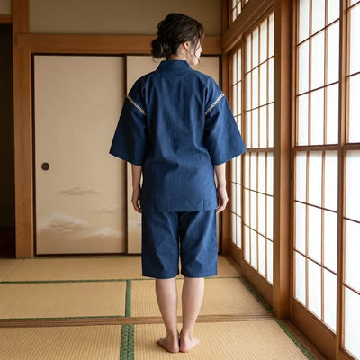Jinbei tradicional hombre en plano, vista trasera