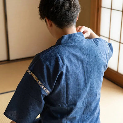 Jinbei tradicional hombre en plano, vista trasera