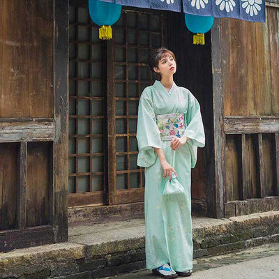 Kanzashi floral en el cabello junto a kimono blanco
