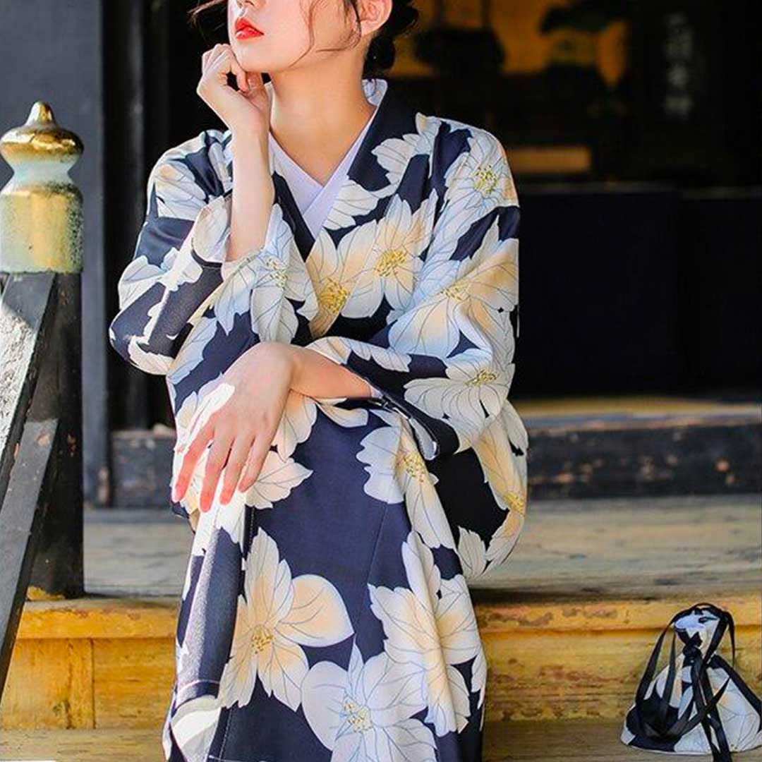 Kimono japonés floral con motivos amarillos, mujer elegante con un kanzashi de flor en el pelo