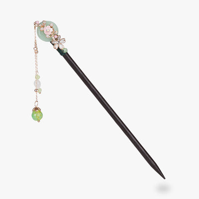 Kanzashi sakura con flores de cerezo talladas en madera y perlas colgantes