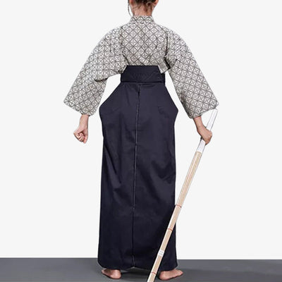 Chica con hakama japonés y keikogi de estampado geométrico