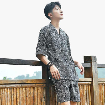 Un hombre vestido con un kimono Pijama​ japones estampado con motivos de olas japonesas.