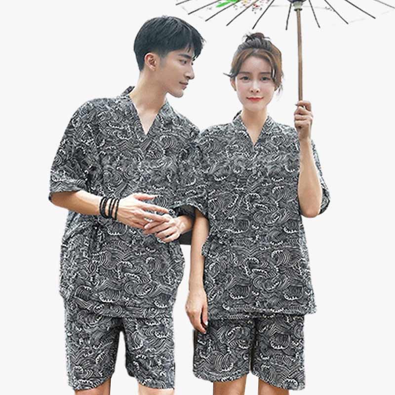 Un hombre y una mujer vestidos con un kimono pijama tradicional. Se trata de una camiseta de pijama y unos pantalones cortos con estampado de olas sobre tela de algodón.