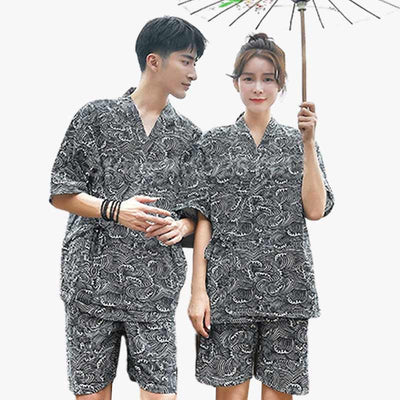 Un hombre y una mujer vestidos con un kimono pijama tradicional. Se trata de una camiseta de pijama y unos pantalones cortos con estampado de olas sobre tela de algodón.