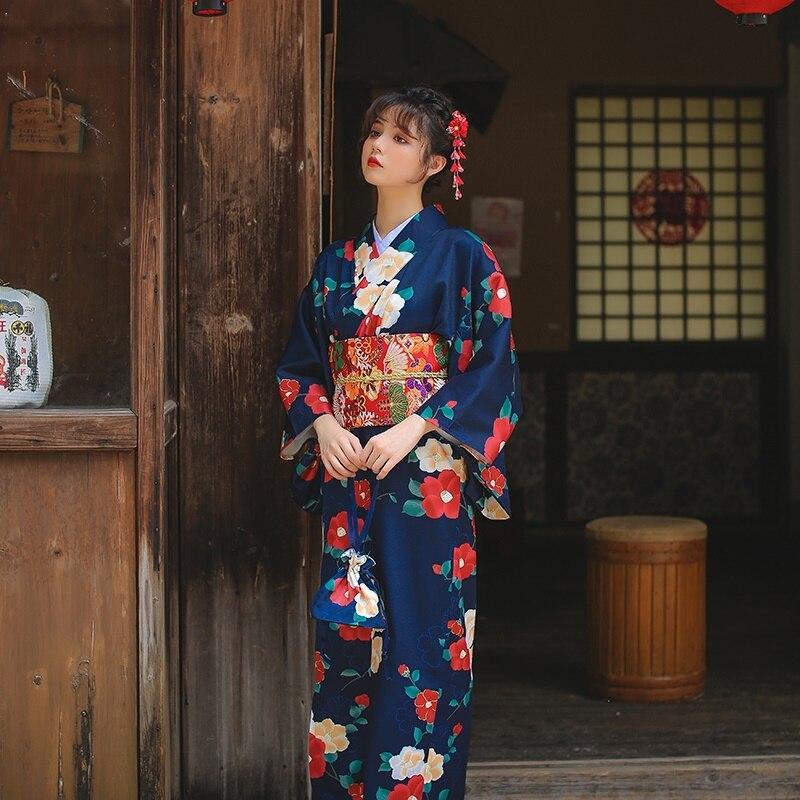 Kimono para boda japonesa con delicados estampados florales, cerrado con un obi y un kanzashi en el cabello