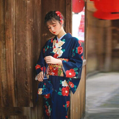 Kimono para ceremonia japonesa con estampados florales elegantes sobre tejido de calidad, cerrado con un cinturón obi