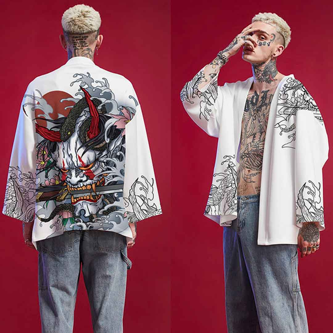Un hombre con una kimono chaqueta oni blanca