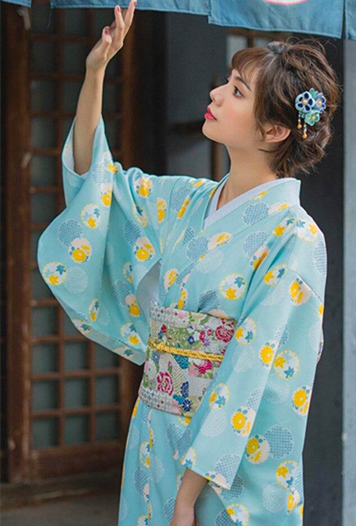 Kimono de novia japonés con diseños intrincados, cinturón obi grande y kanzashi en el cabello