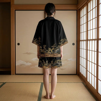 Estampado de ondas en la chaqueta kimono negra