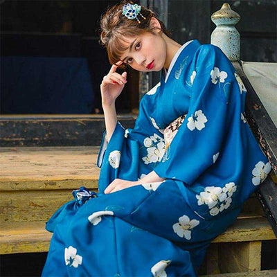 Kimono floral azul mujer con estampado tradicional japonés, mujer posando con elegancia