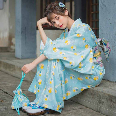 Kimono floral mujer con estampado de símbolos japoneses sobre la tela, cerrado con un cinturón obi