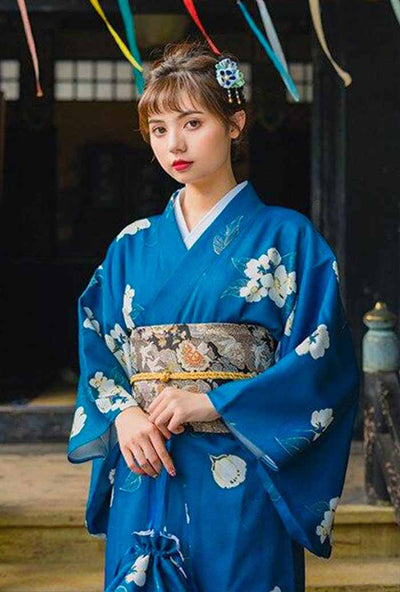 Kimono geisha tradicional en azul con estampado floral, look elegante y sereno
