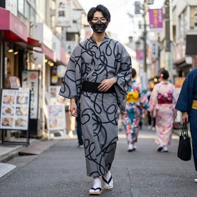 Kimono gris hombre combinado con básicos oscuros
