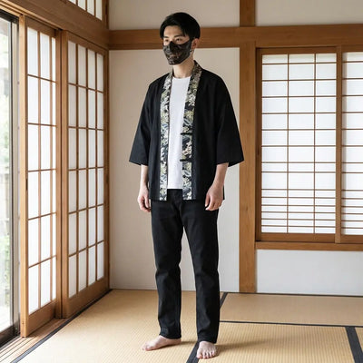 Hombre luciendo un haori japonés en una sala washitsu tradicional, vista frontal