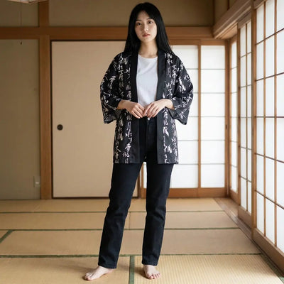 Mujer con un haori de estilo japonés en una habitación con tatami y shoji