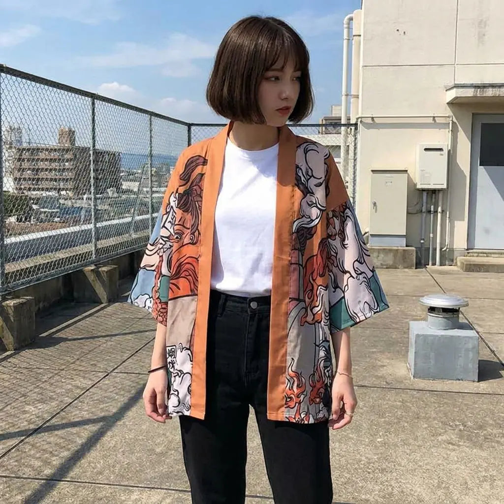 Detalle del estampado ukiyo-e del haori, con figuras y olas recorriendo las mangas