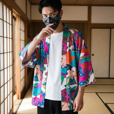 Kimono ukiyo-e azul llevado por un hombre en una habitación japonesa tradicional, vista frontal