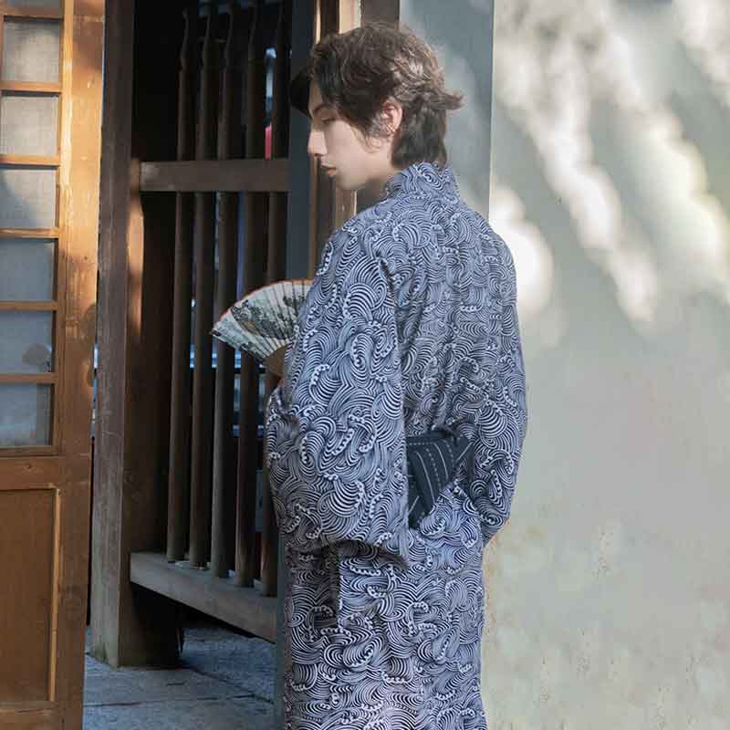 Una persona viste un kimono hombre olas japonesas. El yukata japonés con estampado de olas y un obi negro a la espalda.