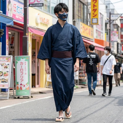 Kimono hombre tradicional, vista completa frontal