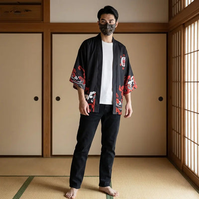 Hombre con un kimono hombre tradicional en una habitación washitsu japonesa, vista frontal