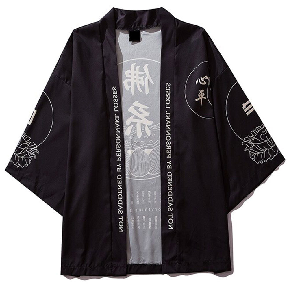 Kimono japonés de hombre presentado en ambiente tradicional japonés